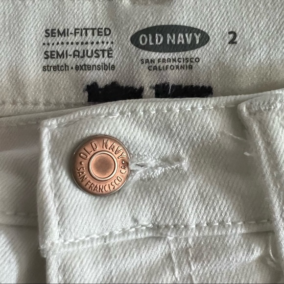 Old Navy- White, semi-fitted stretch shorts - Picture 3 of 3